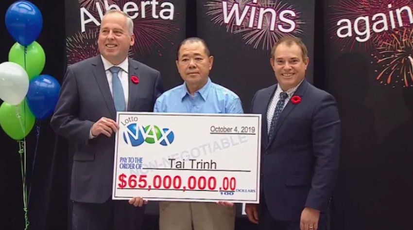 Tai Trinh Lottery Winner Receiving Cheque